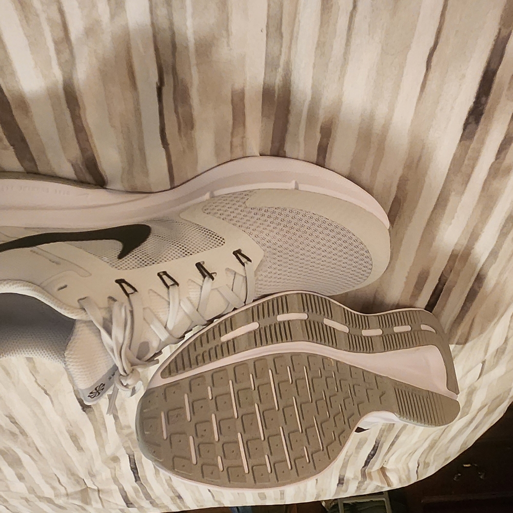 New Nike Men's White and Gray Running Shoes